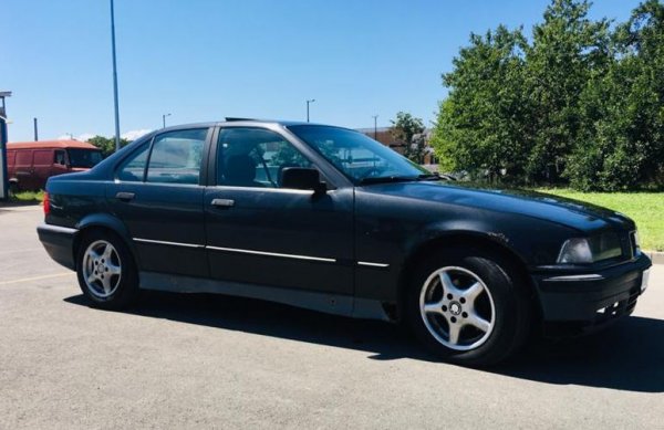 Производство 1993 година, с деклариран пробег 350 000 км, което звучи малко по-реалистично от предишните обяви. Двигателят е бензинов, с мощност 101 конски сили. Скоростната кутия е ръчна. 
