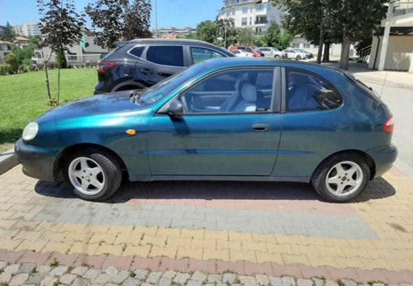 Произведена през 2001 година, с 230 000 на километража. Двигателят е бензинов, но е добавена метанова уребда. Скоростната кутия е ръчна. Колата е в движение, с винетка и застраховка до догодина. 
