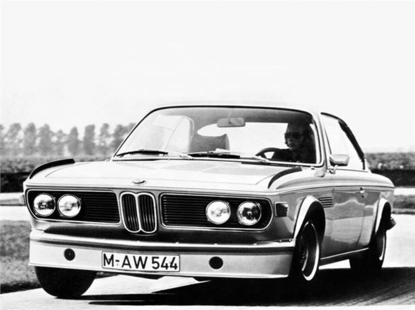 Този легендарен двигател доминира както на пистата, така и в най-лявата лента на германските аутобани. Успешната му състезателна и цивилна кариера продължава близо три десетилетия, през които задвижва и оригиналния CSL, който се смята за един от най-впечатляващите модели в историята на BMW. Ранните версии на автомобила разполагат с около 200 к.с. от 3003 куб. см работен обем, а по-късните модели вече разполагали с 3.2-литрови мотори и мощност от 206 к.с.
