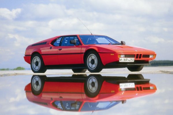 Класическият М30 с един разпределителен вал е известен като супер издръжлив двигател, който с лекота развива над 200 к.с., но монтирането на нова глава с четири клапана на цилиндър трансформирала напълно тази архитектура и направила мотора достоен за използване в истински суперавтомобил от ранга на BMW M1. Същият двигател се е слага и в първия суперседан M5, макар и с малко модификации. Инженерите отстранили сухия картер и го заменили с конвенционален, а електронната инжекция била сменена с Bosch Motronic. Впоследствие този култов двигател еволюира в S38 с 3.6 и 3.8 литра работен обем, които се монтират в E34 M5.
