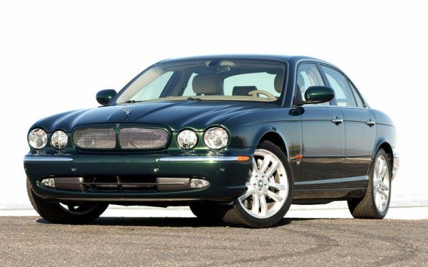 Цена: 7070 евро

Пробег 113 000 км

При този бюджет трудно може да намерите такъв автомобил, но не е и невъзможно. За около 7000 евро получавате кола на повече от 20 години, но със сравнително приемилв пробег от малко над 000 км. Ако се грижите добре за нея, със сигурност след време ще имате едно колекционерско произведение, под чийто капак се крие 4,0-литров V8 с механичен компресор и мощност 370 к.с.