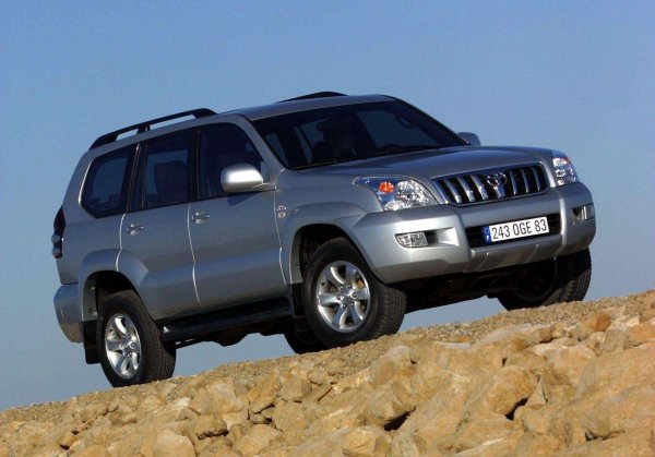 Цена: 5090 евро

Пробег: 249 000 км

Австралийците обичат да казват, че ако искате да стигнете до пустошта, трябва да си вземето Land Rover, но ако искате и да се върнете, трябва да изберете Toyota. Блестящият в справянето на тежък терен Land Cruiser не се среща често на пазара на употребявани коли, а също така запазва и стойността си. За 5000 евро ще вземете кола с огромен пробег, но тя все още ще има какво да даде.