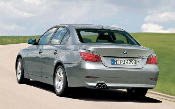 Цена: 5900 евро

Пробег: 201 000 км

За тази сума може да откриете най-различни версии на 5-Series, като проблемът им обаче е огромният пробег, който често е над 300 000 км. В случая този дизелов седан с 272 к.с. е изминал 201 000 км, като, като за него ще трябва да платите 5900 евро. За горе-долу същите пари се намира и комби-версията Touring, но и тя е с голям пробег.