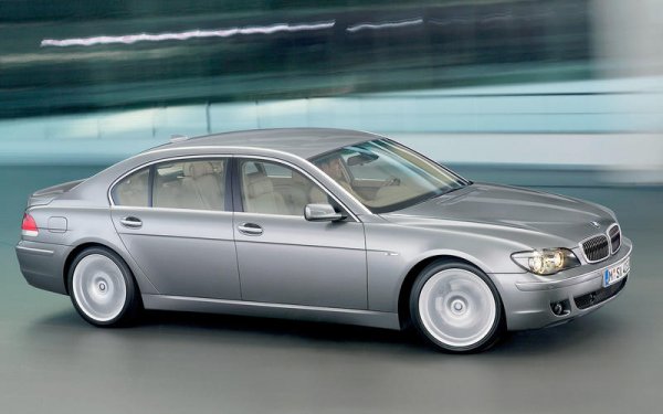 Цена: 7700 евро

Пробег: 191 000 км

Серията 7 е най-големият и най-скъп седан BMW, но трябва да сте наясно, че луксозните автомобили се амортизират бързо и цената им пада. Това е версията със странния дизайн, дело на Крис Бенгъл, която все пак претърпя положителни промени след фейслифта през 2005 г.