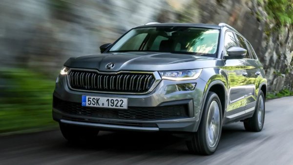 Скорошното обновяване съживи Kodiaq, въпреки че промените са сравнително скромни. Кросоувърът на Skoda има по-елегантен и по-аеродинамичен външен вид, а промените в интериора правят тази кола още по-привлекателна. В същото време тя остава до голяма степен непроменена. Това означава, че клиентът получава просторен и многофункционален седемместен интериор, който е добре подреден и удобен.

Комфортът и изискаността също са на високо ниво, докато управлението на голямата Skoda е прецизно и сигурно. Няма електрифицирана опция, но бензиновите и дизеловите двигатели са плавни, енергични и ефективни, а задвижването на четирите колела се предлага като опция. 