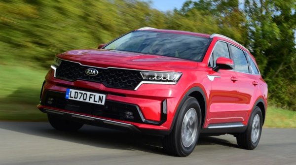 Всеки, който се съмнява в премиум претенциите на Kia, трябва да погледне Sorento. С отличителен външен вид, луксозен интериор и много технологии, големият кореец е отлично предложение на пазара. Разбира се, това е преди всички семеен SUV, което означава просторен интериор, който може да побере удобно седем възрастни. 
Именно салонът поставя този модел над основните му конкуренти по отношение на външен вид, висококачествени материали и TFT-екрани от сединия край до другия. 

Информационно-развлекателната система изглежда страхотно и е лесна за използване, освен това получавате всички най-нови помощни средства за водача. Не е толкова остър за шофиране като Skoda Kodiaq, но изтънчеността и комфортът са първокласни. Всички версии имат задвижване на четирите колела, а също така има опция за plug-in хибридно задвижване.