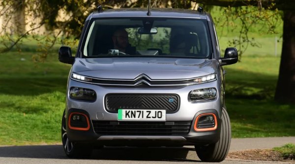 Citroen e-Berlingo XL е MPV, а не SUV, но двата класа споделят толкова много черти, че някой дори може да се обърка. e-Berlingo е толкова практичен, защото е базиран на платформа за ван. Проблемът тук е, че изглежда и като ван, така че ако стилът има значение за клиента, той вероятно ще потърси другаде.

Версията XL е с 35 мм по-дълга и добавя трети ред седалки, което я прави седемместна. И не е толкова ограничена като някои седемместни SUV - възрастни със средно телосложение ще могат да се поберат на този трети ред без никакви проблеми. Електрическото задвижване със 136 к.с. се справя отлично с повишените размери и с повече хора в салона.