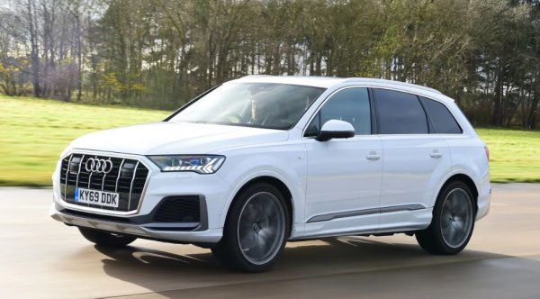 Може да се каже, че оригиналният Q7 е пионер в големия 7-местен премиум SUV-клас, а настоящата машина все още е една от най-добрите. Нейният интериор е също толкова луксозен и богато обзаведен, колкото се очаква, докато сензорните екрани придават високотехнологично усещане. Има място за седем и дори възрастни могат да се настанят удобно на задния ред. 

Това не е най-вълнуващият автомоби за шофиране, но настройката за задвижване на четирите колела вдъхва увереност, въздушното окачване изглажда неравностите и има гама от ръмжащи V6 дизели плюс мощни и ефективни plug-in хибриди. 