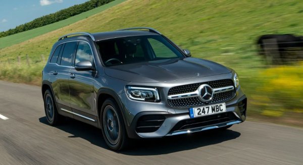 Както се вижда, GLB е проектиран като умалена G-Class. Той им подобни квадратни линии, които му помагат  да се открои редом с по-елегантните съперници, докато интериорът отговаря на високите стандарти на марката за качество и технологии. Въпреки това, както при основния му съперник - Discovery Sport, седалките на третия ред на GLB са наистина подходящи само за деца. 

Всъдеходът обаче се справя отлично както на пътя, така и извън него,  а гамата от модели включва изцяло електрическия EQB заедно с традиционните бензинови и дизелови модели. Има избор от конфигурации с два двигателя и задвижване на четирите колела с 222 к.с. и 291 к.с., като и при двете пробегът с едно зареждане е 420 км.