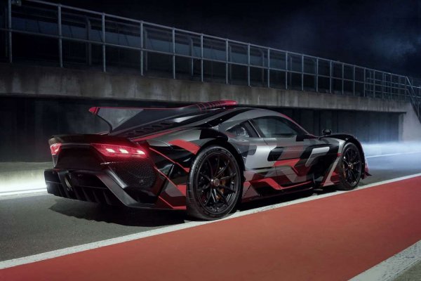 Да модифицираш 1,6-литров хибриден V6 двигател от болида W07 на Люис Хамилтън в такъв за серийна кола за движение по пътищата си е голямо предизвикателство. Точно това, обаче, правят от Mercedes-AMG, които тази година трябва да пуснат AMG Project One, който наскоро бе прекръстен на просто AMG One.

Машината ще предлага мощност от над 1000 конски сили и активна система за аеродинамика, настроена лично от 7-кратния шампион във Формула 1.