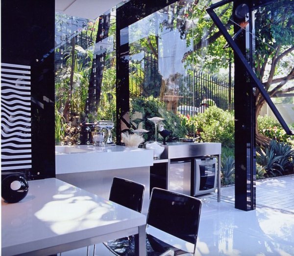 Съвременен гараж от Брунете Фракароли, съчетаващ атрактивна визия и максимална функционалност по уникален начин