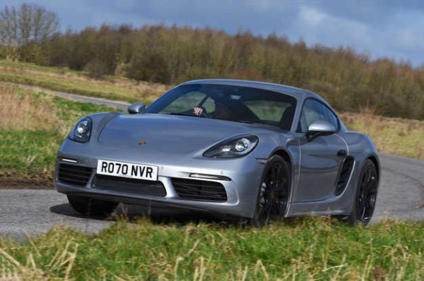 Porsche Cayman е удоволствие за шофиране и, ако изберете версията GTS, има фантастичен, приятно звучащ шестцилиндров двигател, който отговаря на превъзходната му динамика.  