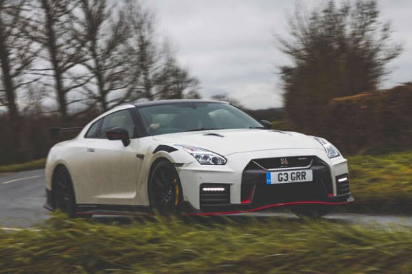 GT-R е спортният автомобил, който трябва да избягвате, но разликата между него и останалата част от класа на спортните автомобили не е толкова голяма, колкото си представят някои. И макар да страда от разочароващ интериор и висока цена, GT-R все още е сравнително практичен за стандартите на класа и предлага огромна мощност. 