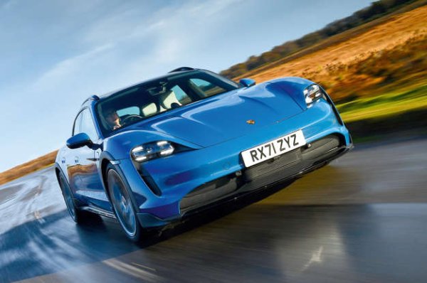 Всеки, който търси брилянтен електрически автомобил, предлагащ истинско удоволствие от шофирането, ще хареса Porsche Taycan Cross Turismo. В допълнение към удивителното си управление и невероятното темпо от точка до точка, той също е страхотно елегантен отвътре и разумно практичен. 