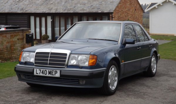 Актьорът Роуън Аткинсън, станал световноизвестен с роля си на Мистър Бийн, е колекционер на автомобили, които често излага за продажба. През март Аткинсън реши да се раздели със своя Mercedes-Benz 500E (W124) от 1995 г. Актьорът притежава колата от 2015 г., като иска да получи 22 000 паунда за нея.