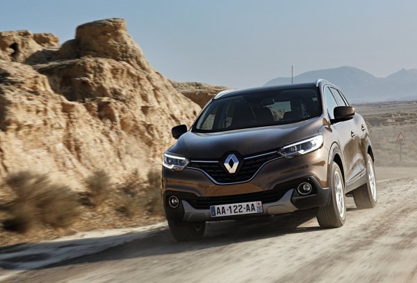 Красив, просторен и евтин като разходи, Renault Kadjar е добър семеен SUV, който се основава на успехите на по-малкия си брат Captur. Той споделя много от основите си с предишния участник в класацията - второто поколение Nissan Qashqai. Качеството на интериора му и надеждността му не са на топ-ниво, но в крайна сметка важна е цената.
