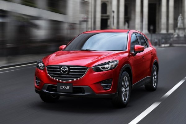 Първото поколение на CX-5 беше беше далеч по-приятен за шофиране автомобил от Nissan Qashqai от онова време, а също така и много по-просторен - с багажник, който лесно може да побере достатъчно багаж за семейна почивка. Задните седалки на този голям SUV са почти достатъчно широки, за да могат да седнат трима души един до друг, което не много семейни SUV ще ви позволят. Освен това е надежден и добре оборудван.
