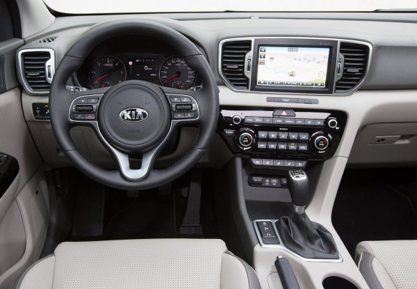 Плюсове - просторен и практичен интериор, добро съотношение цена-качество, отлично управление.

Минуси - дизеловият двигател може да бъде шумен, накланяне в завои, няма функция за автоматично аварийно спиране при някои версии.
