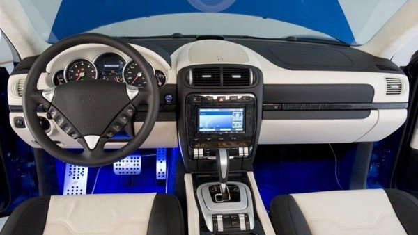 RUF Dakara се отличава с привлекателни ексклузивни елементи. Например, отвън се открояват основната оптика от 911 (997), впечатляващите 22-инчови алуминиеви джанти, както и аеродинамичните елементи. В интериора специфичните спортни седалки, тапицирани с кожа, предната и задната камера, премиум мултимедийна система с телевизор, iPod плейъра и интернет връзката, всички в базовото оборудване, явно също привличат внимание.