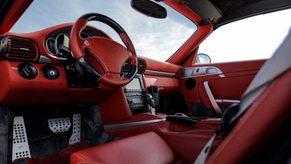 Германската компания е прочута и с невероятните си и изключителни цветни интериори, като този на снимката с червена кожена тапицерия. Останалите елементи в интериора не се различават твърде много от 911 997, въпреки че има волан с вложки от въглеродни влакна и покрив в черна алкантара.