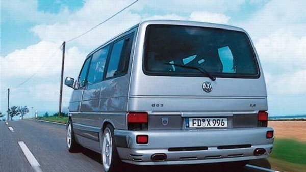 Този автомобил ще ви изненада. Всъщност, става дума за VW T4, модифициран от RUF. Концепцията е доста необичайна в рамките на подхода на германската компания, фокусирана върху моделите на Porsche, но истината е, че съществува. Двигателят е от Porsche 911 Turbo (993), по-специално 3,6-литров боксерен с турбо, модифициран така, че да достигне мощност от 530 к.с. и 665 Нм.