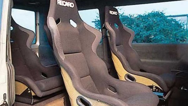 На тази снимка са показани специализираните седалки Recaro, което замества оригиналните, което в голяма степен показва екслузивността на спортния микробус, създаден през 2006 година. Цифрите потвърждават това - ускорение от 0 до 100 км/ч само за 5,1 секунди, от 0 до 200 км/ч, за 15,7 сек и максимална скорост от 273 км/ч.