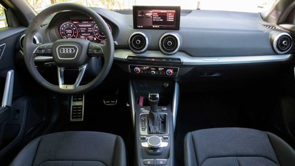 Предлага се и версия със 190 к.с., при която задвижването е към четирите колела. Като премиум-модел дори стандартното Q2 е добре оборудвано - с двузонов климатроник, сензори за дъжд и осветление, автоматична система за аварийно спиране... 