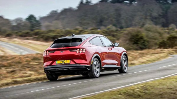 Напълно електрическият Mach-e не беше приет особено радушно от феновете на Mustang, но представянето на модела на пътя разсейва голяма част от притесненията. В салона на кросоувъра има огромен сензорен екран в стила на Tesla и място за петима възрастни. При пълно зареждане електрическият Mustang има пробег от 579 км. Версията със задно дори може да тръгне настрани, ако бъде настъпена по-здрава. А това много прилича на Mustang от старата школа.