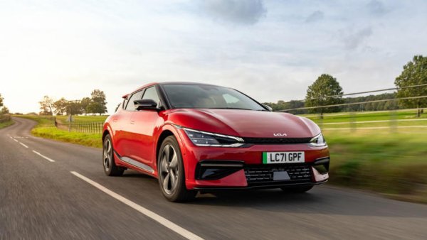 Базиран на същия хардуер като Ioniq 5, EV6 предлага по-спортно отношение. Той също спечели множество награди, включително „Автомобил на годината в Европа“ и е сочен за основен конкурент на Tesla Model 3. Може да се избира между задно предаване с 225 к.с. и задвижване на четирите колела с 321 к.с. Батерията с капацитет 77 кВт/ч осигурява пробег от 520 км. Скоро на пазара ще се появи и версия GT с мощност 577 к.с.