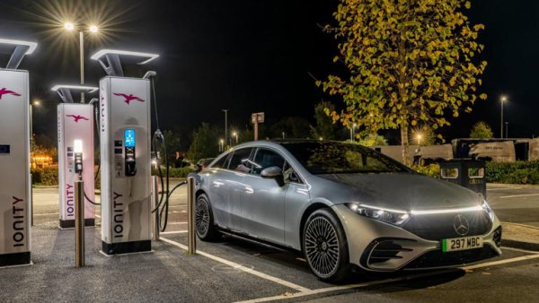 Основната цифра тук е пробег до 730 км., който е един от най-големите за електромобил на пазара. Това се дължи на огромната батерия – капацитет 107,8 кВт/ч, подкрепена от елегентна, но много аеродинамична форма – коефициентът на съпротивление е 0.20). Този електрически модел е алтернатива на S-Class, като предлага най-модерните технологии, в това число и огромния „Hyperscreen“ - екран, който преминава през цялото табло.