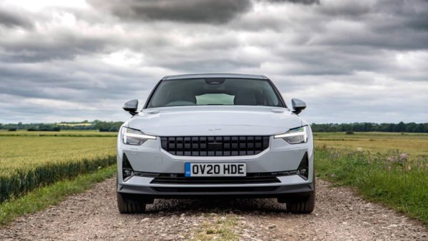 Това е един усъвършенстван, технологично напреднал съперник на Tesla Model 3, който предлага впечатляващи характеристики – батерия с капацитет 78 кВт/ч, два електромотора по 201 к.с., ускорение от 0 до 100 км/ч за 4,7 секунди и пробег от 470 км. Да, шведският електромобил отстъпва като показатели на Model 3, но пък предлага по-впечатляващо представяне на пътя.