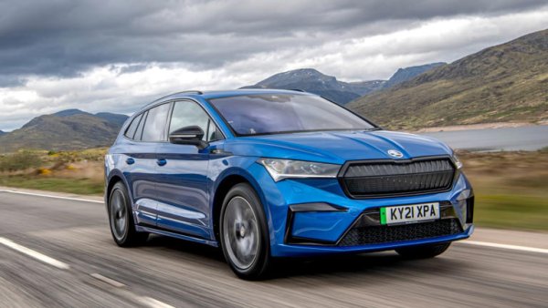 Вероятно това е най-разумната електрическа кола, която можете да закупите. Enyaq iV е почти безупречен семеен модел на пазара, като той е по-евтин и по-добре направен от „братчето“ Volkswagen ID.4. Предлага се с избор на батерии с капацитет 58 или 77 кВт/ч, като последната предлага пробег от 530 км.Плоският под означава много място за пътниците, докато багажникът побира огромните 1710 литра със сгънати всички седалки. Кокетните „Simply Clever“ елементи на Skoda, като чадърът, скрит във вратата на шофьора, също правят живота по-лесен. 