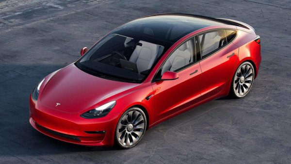 Model 3 не само е най-продаваният електромобил във Великобритания – той няколко пъти оглавяваше класацията по продажби сред всички коли, като може да се похвали с невероятна производителност и интелигентни технология плюс голяма мрежа от зарядни станции Supercharger. Ако не можете да заредите електромобила си у дома, това е очевидният избор. Има някои забележки, включително проблемите с качество на изработка на Tesla, но въпреки тях Model 3 си остава очевиден избор при покупка.
