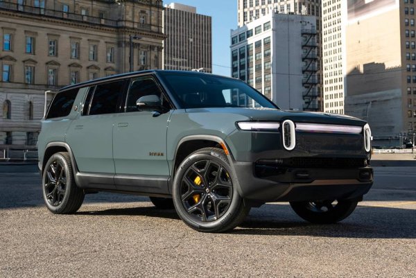 Къде се прави: Нормал, Илинойс
Стартова цена: $107,700
Производствената база на Rivian е в градчето с интригуващото име Нормал, в завод, който някога принадлежеше на Mitsubishi. За този година SUV моделът R1S бе обновен. Тук е цитирана междинната версия Tri с три електромотора. Над нея ще бъде вариантът Quad с четири мотора, но за него все още няма обявена официално ценова листа. 
