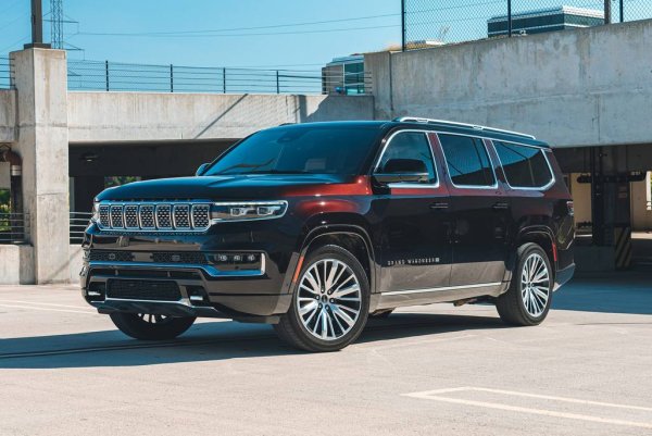 Къде се прави: Уорън, Мичиган
Стартова цена: $113,040
В началото на 80-те години на американския пазар имаше само шепа луксозни SUV модели. И само един от тях беше местно производство - Jeep Grand Wagoneer. Днес списъкът с конкуренти е далеч по-дълъг, но Grand Wagoneer отново присъства в картината. Но въпреки двигателя Hurricane с 540 коня, моделът не е твърде успешен. По-скромната версия Wagoneer даже спира да бъде произвеждана догодина, и остава само Grand Wagoneer. 
