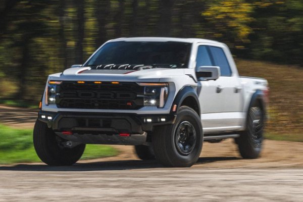 Къде се прави: Диърборн, Мичиган
Стартова цена: $113,620
Отвъд океана има доста пълноразмерни пикапи, които доближават и дори надхвърлят границата от 100,000 долара. Но когато и без това скъпичният F-150 Raptor получи допълнителния пакет R, той става най-скъпият от всичките. За парите си ще получите 5.2-литров V8 с компресор вместо обичайния V6, и 720 кончета под капака. А под чудовищните калници се мъдрят... 37-цолови колела. 
