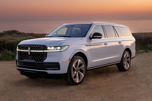 Къде се прави: Луивил, Кентъки
Стартова цена: $122,310
Петото поколение на големия SUV на Lincoln дебютира тази година. То все така се прави в завода на компанията-майка Ford в Кентъки, но сега предлага още повече вътрешно пространство в комбинация с гигантски 48-инчов панорамен дисплей за управление на всички функции (родените преди новото хилядолетие ще си припомнят, че телевизорите "Велико Търново", българската гордост от 80-те, имаха диагонал 42 см, или 16.5 инча). По-богато оборудваните версии на Navigator предлагат също масаж и за втория ред седалки, и отопление за третия. Всички варианти са с един и същи мотор - 3.5-литров V6 с мощност 440 коня и 10-степенен автоматик. 
