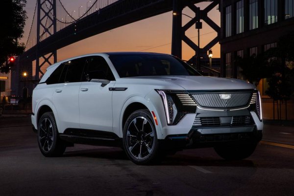 Къде се прави: Детройт, Мичиган
Стартова цена: $132,695
Бензиновият Escalade ни е добре познат, но електрическата версия IQ има малко общо с него. Тя е върху специалната нова платформа, създадена за GMC Hummer. Под пода е скрита гигантска батерия, която обещава 740 км пробег с едно зареждане. Двата електромотора дават общо 750 коня и задвижване на четирите колела, с ускорение 0-96 км/ч за 5 секунди. При такава мощност бихте очаквали и по-добро ускорение, но истината е, че тук електромоторите имат за задача да движат общо 4.1 тона. Без шофьора. 
