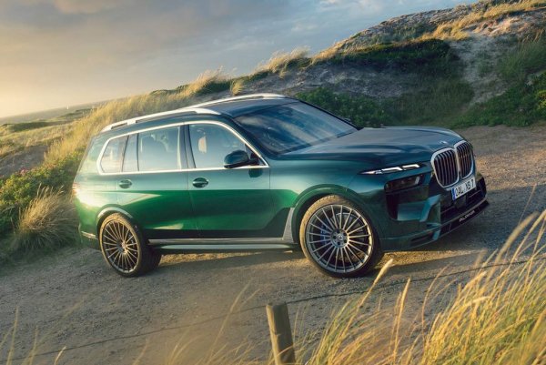 Къде се прави: Спартанбърг, Южна Каролина
Стартова цена: $157,175
Alpina вече официално е част от BMW, така че не е изненада, че и XB7 се прави в Южна Каролина заедно с обикновеното BMW X7. Но получава доста повече мощност от него - цели 640 коня, достатъчни за ускорение 0-100 км/ч под 4 секунди. Освен това има пневматично окачване, което в спортен режим снижава колата с 4 см. Колосалните спирачни апарати Brembo се грижат и да спира така, както ускорява. 
