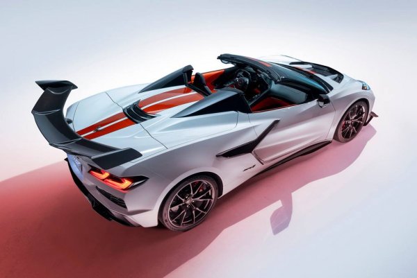 Къде се прави: Боулинг Грийн, Кентъки
Стартова цена: $184,995
Една от иконите на Америка от десетилетия се прави в един и същи завод на GM в Кентъки. Но сегашното поколение във варианта ZR1 е несравнимо с предишните и като способности, и като цена. Топ версията дава 1064 коня от 5.5-литровия V8 с туин турбо. Достатъчно, за да прави четвърт миля за 9.4 секунди и да развива максимална скорост над 360 км/ч. 
