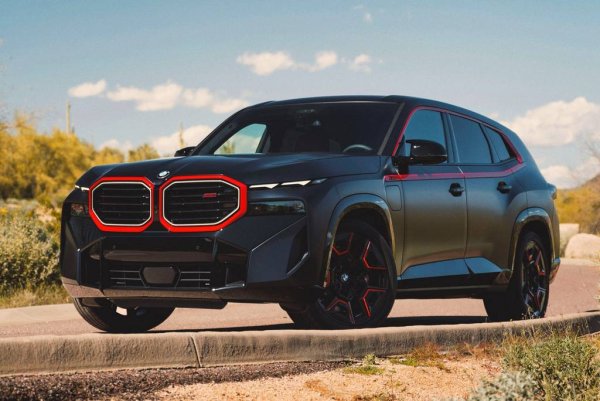 Къде се прави: Спартанбърг, Южна Каролина
Стартова цена: $186,450
Дори и обикновеният XM е впечатляващата машина благодарение на над 600-те коня на хибридното си задвижване. Но върховата версия Label Red напомпва мощността до 748 коня, а успоредно стопява времето от 0 до 100 км/ч до едва 3.8 секунди (официални данни; в независими тестове се справя дори по-бързо). Стандартно оборудване е адаптивното окачване, активните анти-рол барове и електронно контролираният диференциал с ограничено приплъзване. Всичко това върви в пакет с ултралуксозен интериор и кожени възглавнички на задната седалка. 
