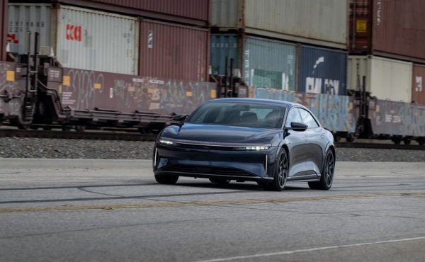 Къде се прави: Каса Гранде, Аризона
Стартова цена: $250,500
Новата фабрика на Lucid в Аризона прави някои от най-скъпите електромобили в света, не само в Америка. Върховият модел Air Sapphire струва четвърт милион долара, но в замяна дава над 1200 коня, 9.3 секунди за четвърт миля, и още куп впечатляващи показатели. Освен това в тестовете на Car&Driver успя да бие на писта наточени спротни коли от Porsche и McLaren. 
