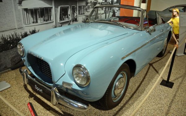 Първият спортен автомобил на Volvo - P1900, е толкова неуспешен, че едва не води до закриване на фирмата. Той е идея на тогавашния изпълнителен директор на компанията Асар Габрелсон, който при посещение в САЩ установява колко са популярни колите с каросерии от фибростъкло. Корпусът е проектиран от калифорнийската фирма Glasspar, която твърди, че предлага висока надеждност.

Разработката и направата обаче са прекалено скъпи, а шведите не се интересуват особено от двуместен роудстър. В крайна сметка са произведени едва 67 бройки, а наследникът P1800 е далеч по-успешен.
