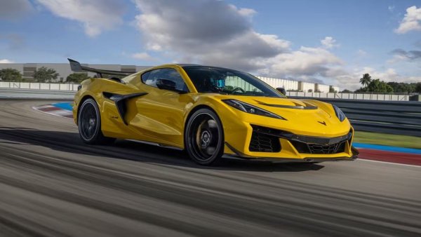 Двигател &ndash; 5.5-литров V8 с двойно турбо бензин

Мощност - 1050 к.с.

Въртящ момент &ndash; 1122 Нм

Задвижване &ndash; RWD

Скоростна кутия - 8-степенна автоматична
