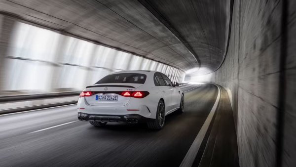 Двигател &ndash; 3.0-литров редови шестцилиндров турбо PHEV 

Мощност - 612 к.с.

Въртящ момент &ndash; 750 Нм

Задвижване &ndash; АWD

Скоростна кутия - 9-степенна автоматична
