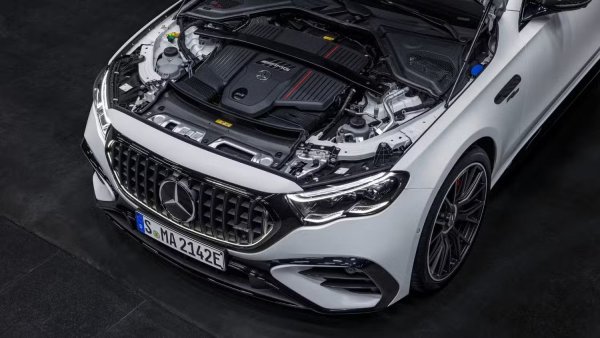 Mercedes-AMG E53 използва най-новата plug-in хибридна технология за изцяло електрическо изживяване при по-кратките пътувания на водача. Тази задвижваща система дава на шофьорите предимствата на електричен автомобил с малък пробег, подкрепен от пълната мощ на турбокомпресорния редови шестцилиндров двигател, с хибриден хардуер, който позволява както шофиране без гориво, така и сериозна мощност от над 600 к.с.