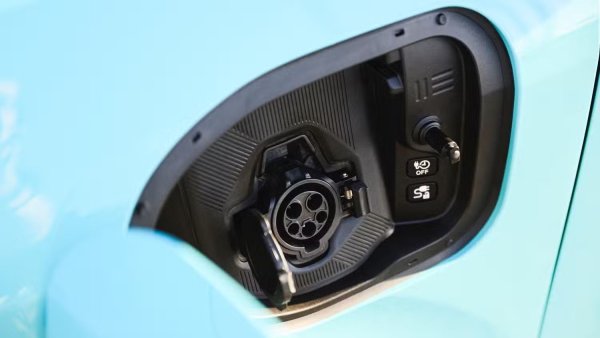 Последният Nissan Leaf получи нов дизайн, функции и технологии за задвижване, които целят да донесат лесно и достъпно EV изживяване на широката публика. Подобрени скорости на зареждане, по-опростено изживяване при зареждане и нов батерия с течно охлаждане са част от пакета. Налични са две нива на мощност на задвижваща система, която може да се зарежда до 150 kW, ускорявайки пътуванията с кола чрез намаляване на времето, необходимо за спиране на обществени зарядни станции. Двойните портове за зареждане дават на собствениците удобство и гъвкавост, което прави зареждането лесно за зареждане.