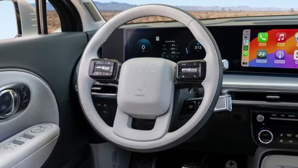 Ioniq 9 е изграден върху архитектурата E-GMP на Hyundai и разполага с подобрения на различни системи Power Electronics (PE) за оптимизиране на пробега, опаковката, вътрешното пространство, достъпността и енергийната ефективност. Литиево-йонната батерия NCM с 110.3kWh захранва всички модели, като мощността и пробегът се определят от класа на оборудване и конфигурацията на електрическия мотор. Long-Range RWD моделите имат заден мотор със 160 kW, а Long-Range AWD моделът добавя преден мотор с мощност 66.1 kW за допълнителна производителност и сцепление. Моделите Performance AWD получават мощен мотор от 157.3 kW на всяка ос.