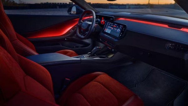 Dodge Charger Daytona цели да постави Америка на картата с модерен, изцяло електрически вариант на muscle-car. Този високопроизводителен модел разполага с 670 конски сили, модернизиран ретро дизайн, наличен пакет за писта и дори Power Shot функция, която временно може да увеличи мощността на електрическите мотори. Пълна гама от спортен хардуер подкрепя електрическите вълнения, включително механичен заден диференциал с ограничено приплъзване и шестбутални спирачки Brembo отпред. 