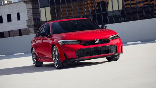 Двигател &ndash; 2.0-литров редови четирицилиндров хибрид, цикъл на Аткинсън 

Мощност - 140 к.с.

Въртящ момент &ndash; 180 Нм

Задвижване &ndash; FWD
Скоростна кутия - eCVT
